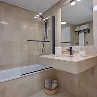 3 Bedroom, 3 Bathroom Beachside Apartment