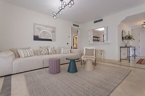 3 Bedroom, 3 Bathroom Beachside Apartment