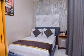 Formula 2 Hotel and Suites