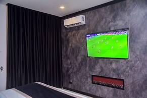 Formula 2 Hotel and Suites
