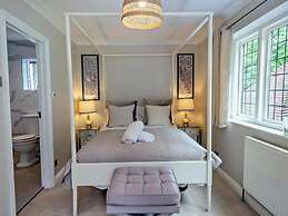 Luxury Riverside Mansion in Marlow