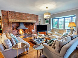 Luxury Riverside Mansion in Marlow