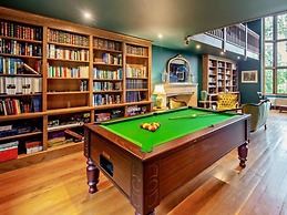 Luxury Riverside Mansion in Marlow