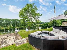 Luxury Riverside Mansion in Marlow