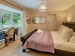 Luxury Riverside Mansion in Marlow