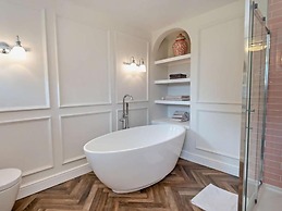 Luxury Riverside Mansion in Marlow