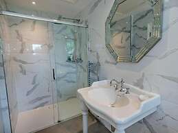 Luxury Riverside Mansion in Marlow