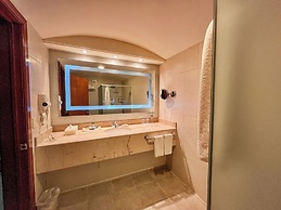 GR Solaris Lighthouse Los Cabos