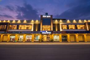 Fabhotel Royal Suits