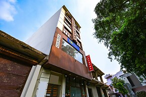 Fabhotel The Crystal Palace