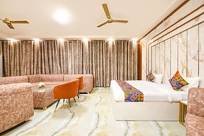 Fabhotel Royal'S Paradise