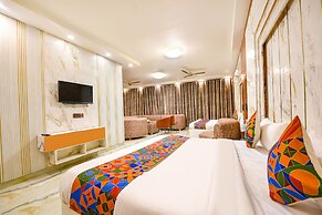 Fabhotel Royal'S Paradise