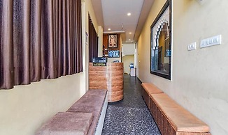 Fabhotel Lali Palace