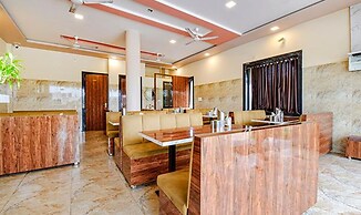 Fabhotel Lali Palace