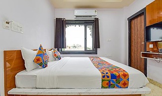 Fabhotel Lali Palace