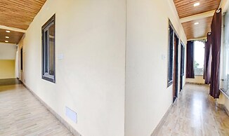 Fabhotel Lali Palace