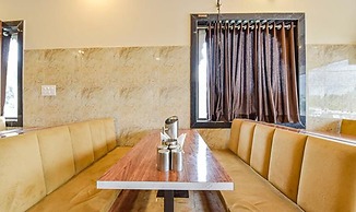 Fabhotel Lali Palace