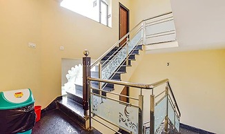 Fabhotel Lali Palace