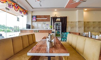 Fabhotel Lali Palace