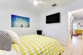 2 Mi to Dtwn Hollywood: Vibrant Pet-friendly Condo