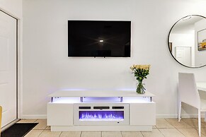 2 Mi to Dtwn Hollywood: Vibrant Pet-friendly Condo