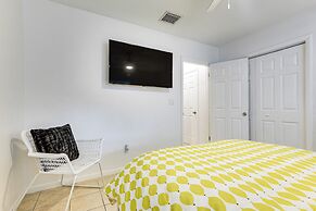 2 Mi to Dtwn Hollywood: Vibrant Pet-friendly Condo