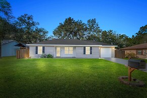 Walk to Rainbow River: Dunnellon Retreat