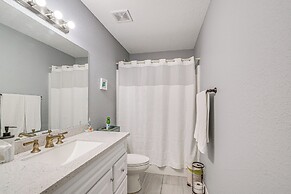 Walk to Rainbow River: Dunnellon Retreat