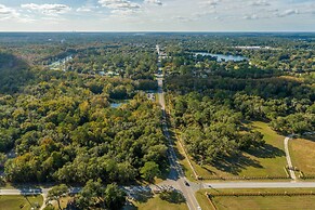 Walk to Rainbow River: Dunnellon Retreat