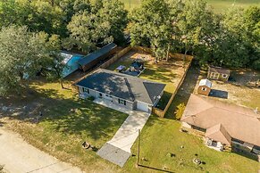 Walk to Rainbow River: Dunnellon Retreat