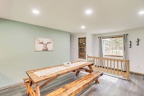 Bigfork Cottage w/ Hot Tub ~ 6 Mi to Flathead Lake