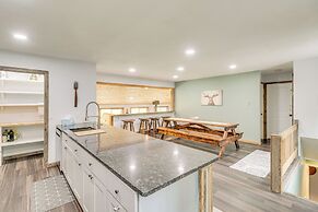 Bigfork Cottage w/ Hot Tub ~ 6 Mi to Flathead Lake