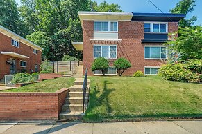 Pet-friendly Arlington Townhome w/ Furnished Patio