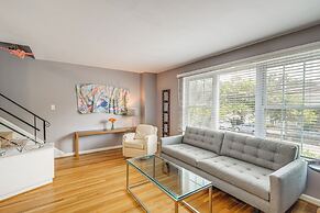 Pet-friendly Arlington Townhome w/ Furnished Patio