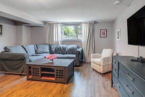 Pet-friendly Arlington Townhome w/ Furnished Patio