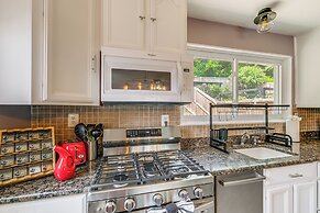 Pet-friendly Arlington Townhome w/ Furnished Patio