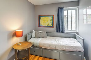 Pet-friendly Arlington Townhome w/ Furnished Patio