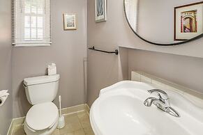 Pet-friendly Arlington Townhome w/ Furnished Patio