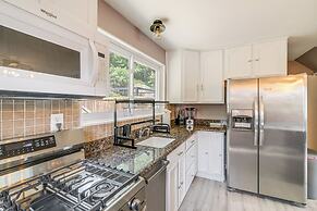 Pet-friendly Arlington Townhome w/ Furnished Patio