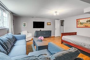 Pet-friendly Arlington Townhome w/ Furnished Patio