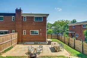 Pet-friendly Arlington Townhome w/ Furnished Patio