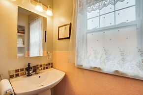 Walk to Highland Park: Artsy Pittsburgh Retreat!