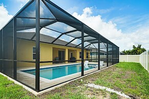 4 Mi to Golf: Gem w/ Pool & Lanai in Cape Coral