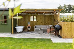 Beautifully Restored WW2 Carriage - Sleeps 6