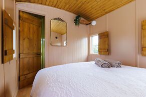 Beautifully Restored WW2 Carriage - Sleeps 6