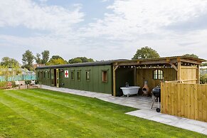 Beautifully Restored WW2 Carriage - Sleeps 6