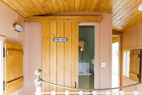 Beautifully Restored WW2 Carriage - Sleeps 6