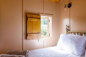 Beautifully Restored WW2 Carriage - Sleeps 6