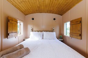 Beautifully Restored WW2 Carriage - Sleeps 6