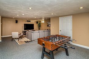 Your Perfect Blend Of Views, Hot Tub, And Fun! 3 Bedroom Home by RedAw